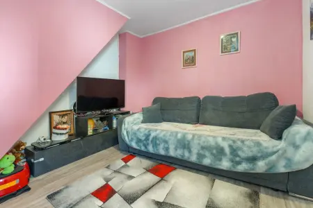 Zimmer im Obergeschoss der Immobilie: Ein Zuhause zum Ankommen – für Menschen mit Herz und Zukunftsplänen (Foto)