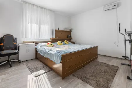 Schlafzimmer im Obergeschoss der Immobilie: Ein Zuhause zum Ankommen – für Menschen mit Herz und Zukunftsplänen (Foto)