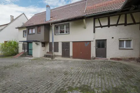 Ansicht Innenhof der Immobilie: Ein Zuhause zum Gestalten und Verwirklichen! (Foto)