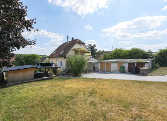 Rückansicht und Garten der Immobilie: Freistehendes Einfamilienhaus mit Wintergarten, großem Grundstück und historischem Charme! (Foto)
