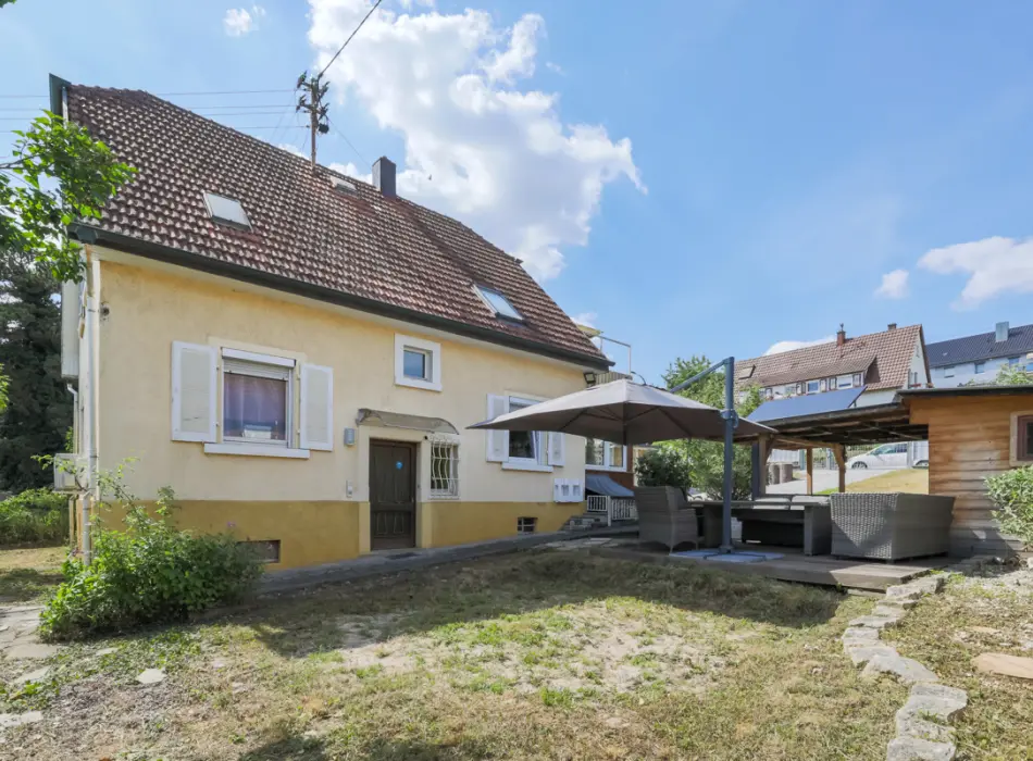 Frontansicht mit Freisitz der Immobilie: Freistehendes Einfamilienhaus mit Wintergarten, großem Grundstück und historischem Charme! (Titelbild)