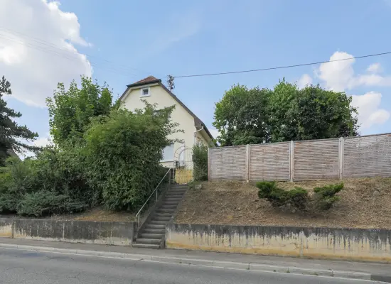 Straßenansicht der Immobilie: Freistehendes Einfamilienhaus mit Wintergarten, großem Grundstück und historischem Charme! (Foto)