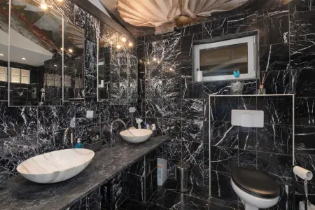 Badezimmer EG der Immobilie: Freistehendes Einfamilienhaus mit Wintergarten, großem Grundstück und historischem Charme! (Foto)