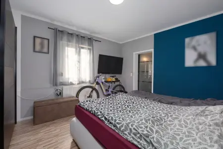 Schlafzimmer EG der Immobilie: Freistehendes Einfamilienhaus mit Wintergarten, großem Grundstück und historischem Charme! (Foto)