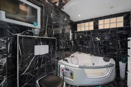 Badezimmer EG der Immobilie: Freistehendes Einfamilienhaus mit Wintergarten, großem Grundstück und historischem Charme! (Foto)