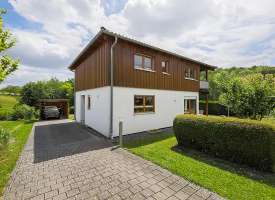 Ansicht mit Carportder Immobilien: Haus für die junge Familie! (Foto)