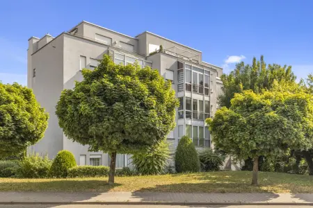 Außenansicht der Immobilie: Komfortable 2,5-Zimmer-Eigentumswohnung mit Wintergarten und Garage! (Titelbild)