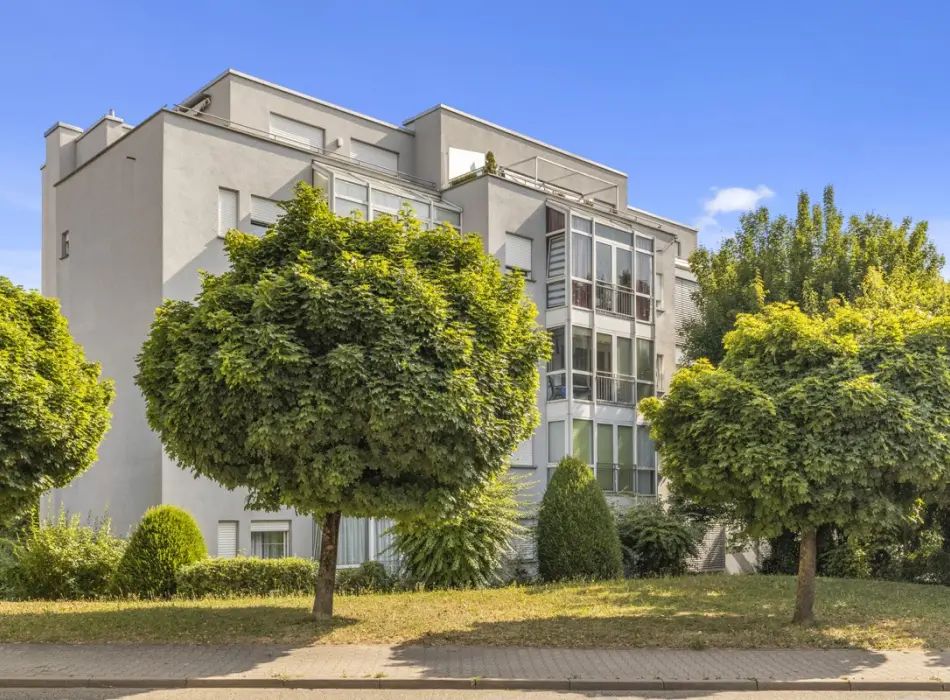 Außenansichtder Immobilien: Komfortable 2,5-Zimmer-Eigentumswohnung mit Wintergarten und Garage! (Titelbild)