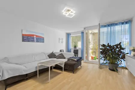 Wohnzimmerder Immobilien: Komfortable 2,5-Zimmer-Eigentumswohnung mit Wintergarten und Garage! (Foto)