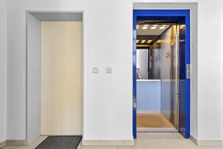 Aufzugder Immobilien: Komfortable 2,5-Zimmer-Eigentumswohnung mit Wintergarten und Garage! (Foto)