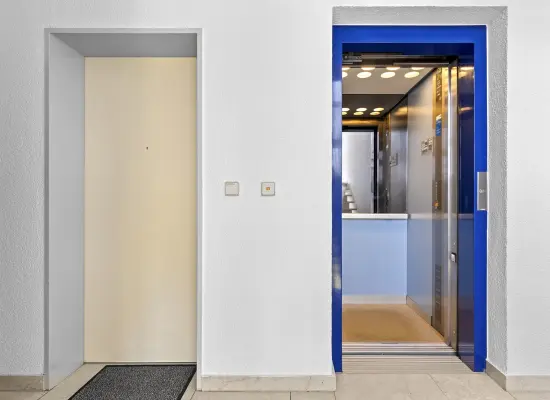 Aufzug der Immobilie: Komfortable 2,5-Zimmer-Eigentumswohnung mit Wintergarten und Garage! (Foto)