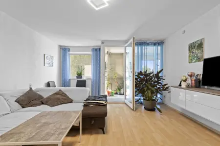 Wohnzimmerder Immobilien: Komfortable 2,5-Zimmer-Eigentumswohnung mit Wintergarten und Garage! (Foto)