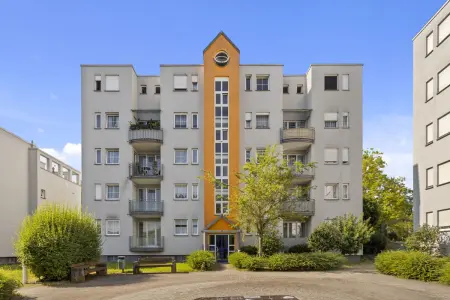 Außenansicht der Immobilie: Komfortable 2,5-Zimmer-Eigentumswohnung mit Wintergarten und Garage! (Foto)