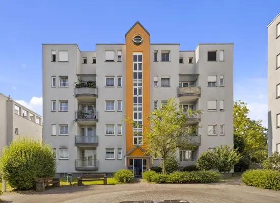 Außenansicht der Immobilie: Komfortable 2,5-Zimmer-Eigentumswohnung mit Wintergarten und Garage! (Foto)