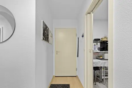 Flur der Immobilie: Komfortable 2,5-Zimmer-Eigentumswohnung mit Wintergarten und Garage! (Foto)