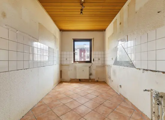 Kücheder Immobilien: Renovierungsbedürftige 3-Zimmer-Wohnung mit Loggia und Tiefgaragenstellplatz im 1. Obergeschoss (Foto)