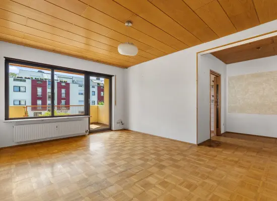 Wohnbereichder Immobilien: Renovierungsbedürftige 3-Zimmer-Wohnung mit Loggia und Tiefgaragenstellplatz im 1. Obergeschoss (Foto)