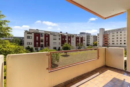 Loggiader Immobilien: Renovierungsbedürftige 3-Zimmer-Wohnung mit Loggia und Tiefgaragenstellplatz im 1. Obergeschoss (Foto)