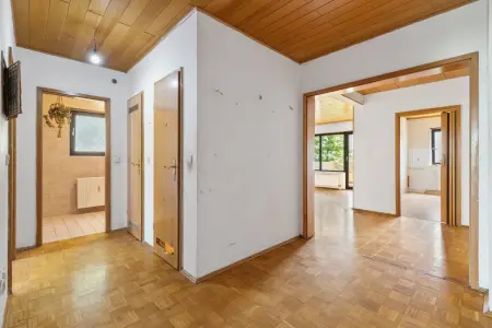 Flurder Immobilien: Renovierungsbedürftige 3-Zimmer-Wohnung mit Loggia und Tiefgaragenstellplatz im 1. Obergeschoss (Foto)