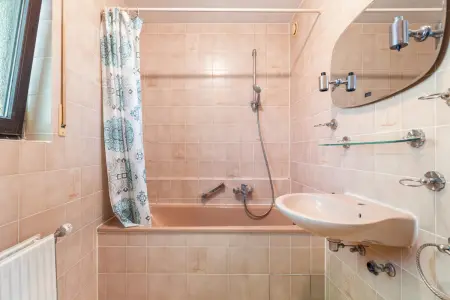 Badezimmerder Immobilien: Renovierungsbedürftige 3-Zimmer-Wohnung mit Loggia und Tiefgaragenstellplatz im 1. Obergeschoss (Foto)