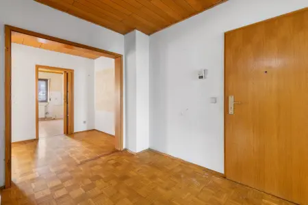 Eingangsbereichder Immobilien: Renovierungsbedürftige 3-Zimmer-Wohnung mit Loggia und Tiefgaragenstellplatz im 1. Obergeschoss (Foto)