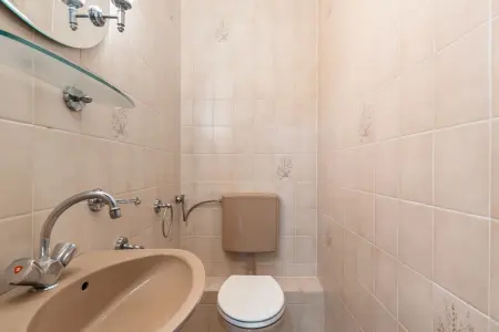 WCder Immobilien: Renovierungsbedürftige 3-Zimmer-Wohnung mit Loggia und Tiefgaragenstellplatz im 1. Obergeschoss (Foto)