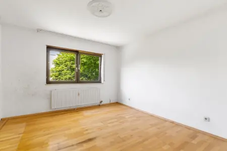 Schlafzimmerder Immobilien: Renovierungsbedürftige 3-Zimmer-Wohnung mit Loggia und Tiefgaragenstellplatz im 1. Obergeschoss (Foto)