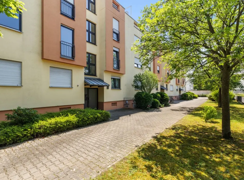 Titelbildder Immobilien: Renovierungsbedürftige 3-Zimmer-Wohnung mit Loggia und Tiefgaragenstellplatz im 1. Obergeschoss (Titelbild)