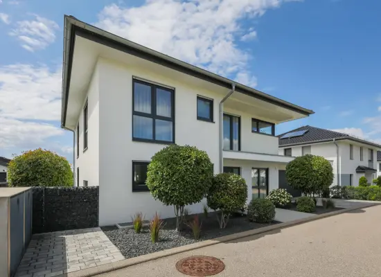 Straßenansichtder Immobilien: Exclusives Wohnhaus in bester Lage! (Foto)