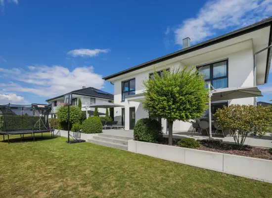 Rückansicht und Gartender Immobilien: Exclusives Wohnhaus in bester Lage! (Foto)