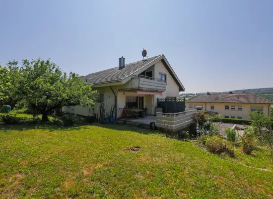 Rückansicht/Gartender Immobilien: Solides Einfamilienhaus mit ELW (Foto)