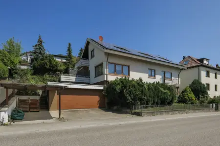 Straßenansichtder Immobilien: Solides Einfamilienhaus mit ELW (Foto)