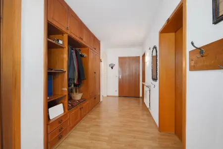 Flur EGder Immobilien: Solides Einfamilienhaus mit ELW (Foto)
