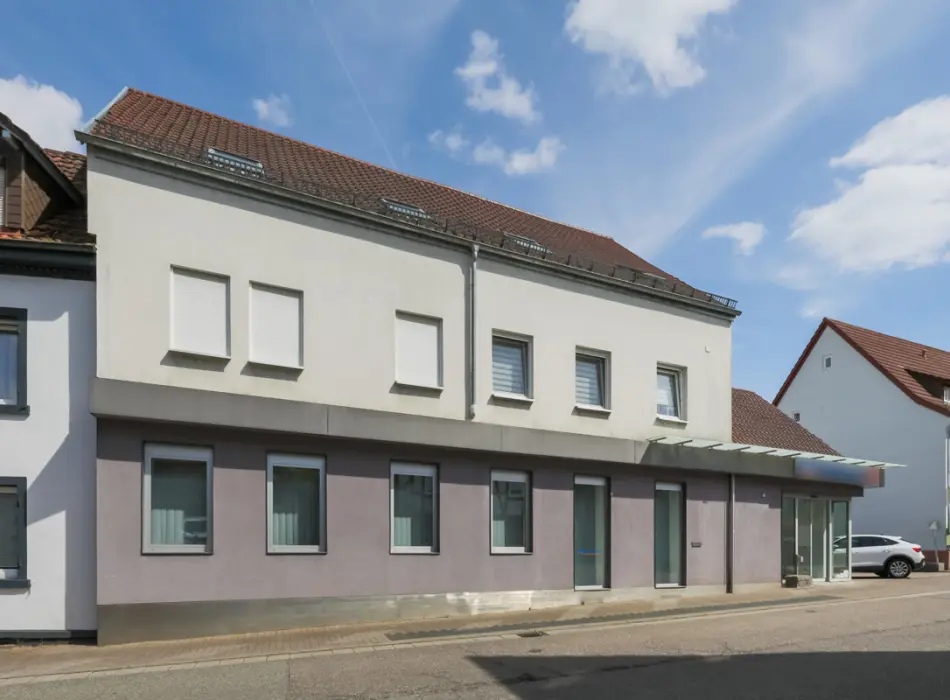 Straßenansicht der Immobilie: Charmante Büro- und Praxisfläche in ehemaliger Bankfiliale mit historischem Charakter und modernem Komfort! (Titelbild)