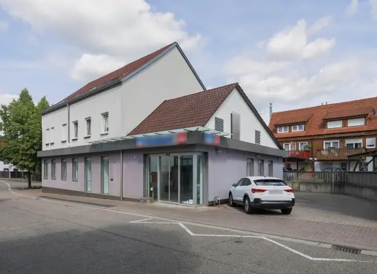 Straßenansicht und Stellplätze der Immobilie: Charmante Büro- und Praxisfläche in ehemaliger Bankfiliale mit historischem Charakter und modernem Komfort! (Foto)