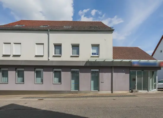 Straßenansicht der Immobilie: Charmante Büro- und Praxisfläche in ehemaliger Bankfiliale mit historischem Charakter und modernem Komfort! (Foto)