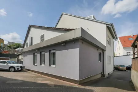 Rückansicht und Stellplätze der Immobilie: Charmante Büro- und Praxisfläche in ehemaliger Bankfiliale mit historischem Charakter und modernem Komfort! (Foto)