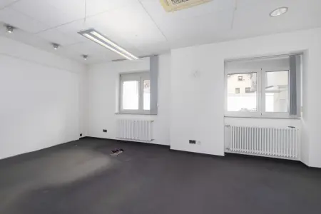 Bürofläche der Immobilie: Charmante Büro- und Praxisfläche in ehemaliger Bankfiliale mit historischem Charakter und modernem Komfort! (Foto)