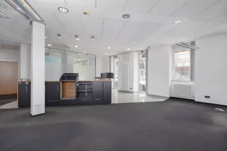 Schalterbereich der Immobilie: Charmante Büro- und Praxisfläche in ehemaliger Bankfiliale mit historischem Charakter und modernem Komfort! (Foto)