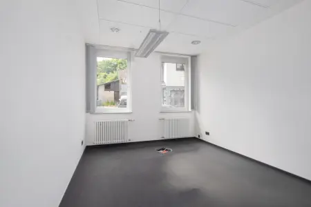 Bürofläche der Immobilie: Charmante Büro- und Praxisfläche in ehemaliger Bankfiliale mit historischem Charakter und modernem Komfort! (Foto)