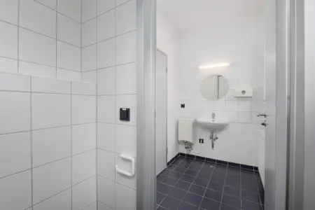 Toilette der Immobilie: Charmante Büro- und Praxisfläche in ehemaliger Bankfiliale mit historischem Charakter und modernem Komfort! (Foto)