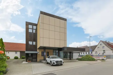 Straßenansicht der Immobilie: Repräsentative Bürofläche in ehemaliger Bankfiliale mit großzügigem Empfangsbereich! (Foto)