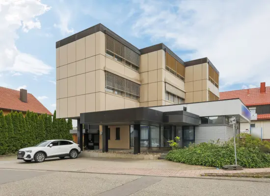 Straßenansicht der Immobilie: Repräsentative Bürofläche in ehemaliger Bankfiliale mit großzügigem Empfangsbereich! (Foto)