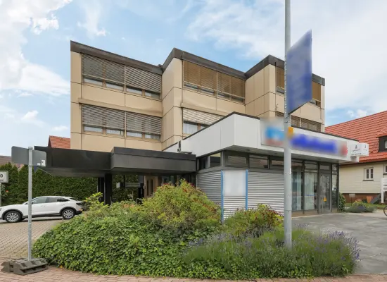 Straßenansicht der Immobilie: Repräsentative Bürofläche in ehemaliger Bankfiliale mit großzügigem Empfangsbereich! (Foto)