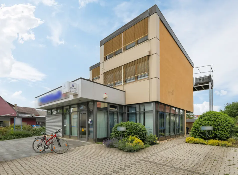 Straßenansicht der Immobilie: Repräsentative Bürofläche in ehemaliger Bankfiliale mit großzügigem Empfangsbereich! (Titelbild)