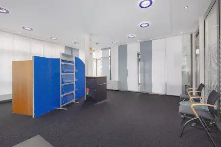 Schalterbereich EG der Immobilie: Repräsentative Bürofläche in ehemaliger Bankfiliale mit großzügigem Empfangsbereich! (Foto)