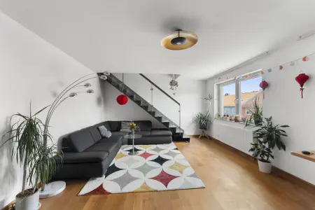 Wohnzimmer der Immobilie: Maisonette-Eigentumswohnung - Ein Highlight auf dem Nürnberger Immobilienmarkt (Foto)