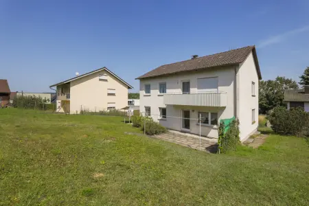 Rückansicht und Garten der Immobilie: Zuhause für Generationen – freistehendes Zweifamilienhaus mit großem Garten und Garage! (Titelbild)