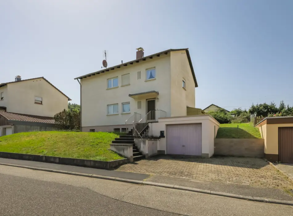 Straßenansicht der Immobilie: Zuhause für Generationen – freistehendes Zweifamilienhaus mit großem Garten und Garage! (Foto)