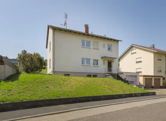 Straßenansicht der Immobilie: Zuhause für Generationen – freistehendes Zweifamilienhaus mit großem Garten und Garage! (Foto)